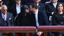JD Vance i supruga Usha 'uhvaćeni' u poljupcu ispred Pape