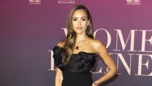Jessica Alba izgleda božanstveno u savršenoj crnoj haljini, no ogrlica je ukrala sve poglede