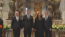 Na papinoj misi bili su i Plenković, Grlić-Radman i Jandroković koji je poveo suprugu