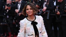 Halle Berry ima idealnu zamjenu za haljinu: Hlače koje noge čine duljima i efektna jakna
