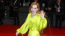 Ima 72 godine i modno je neustrašiva: Francuska diva ukrala show u resicama