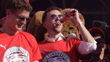 Dok nestrpljivo čeka najvažniju odluku, Perišiću se suigrači rugali. Poručio im je da 'začepe'