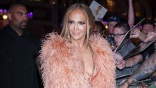 Svi bruje o J.Lo: Zavodljiva haljina skliznula je i otkrila više nego što je željela