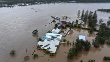 Bujične poplave odnijele dva života u Australiji; izdano 140 upozorenja, zatvorene škole...