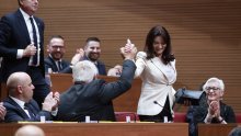 Dočekana kao zvijezda: Pogledajte kako su se HDZ-ovci u Saboru oprostili od Nataše Tramišak