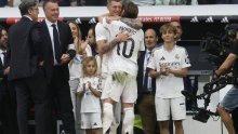 Kad je Luka izašao iz igre, plakao je cijeli Bernabeu, a onda se na semaforu pojavila rečenica na hrvatskom