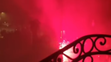 Baklje, topovski udari i policijske sirene; pogledajte scene ispred hotela Slaven Belupa