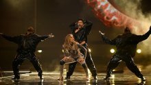 J.Lo šokirala publiku: Ljubila se s plesačima, a obožavatelji su se molili da prestane plesati