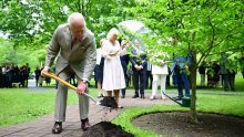 Kad se kralj primi lopate: Charles radi dok Camilla 'nadzire' - 'Tako se to radi, dragi!'