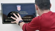 Postavili jeftinije ploče koje se bez ljestava ne mogu skinuti