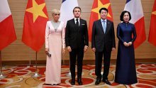 Brigitte Macron servirala je osmijeh i besprijekornu haljinu nakon incidenta sa šamarom
