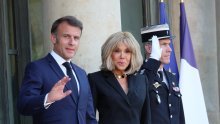 Njezine kratke suknje naveliko izazivaju komentare, ali se Brigitte Macron mini krojeva ne planira odreći
