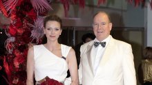 U bijeloj haljini kao u vjenčanici: Princeza Charlene ovim je izdanjem privukla pažnju