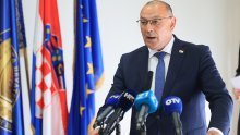 Medved u Križu kod Spomen obilježja hrvatskim braniteljima