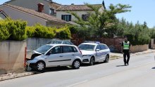 Vozaču pozlilo, izletio s ceste i udario u zid; poginula putnica u automobilu