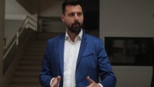Ružna poruka osvanula pred vratima Bojana Ivoševića: Oko nje su bili lampioni