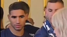 Pogledajte kako igrači PSG-a gledaju Macronovu suprugu na svečanom prijemu; video je postao hit