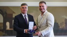 Predsjednik Milanović odlikovao Stipu Miočića, a onda se obratio njegovoj majci koja je zaplakala