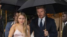 Teško je reći koja ima bolji stajling, Victoria ili Harper Beckham: Ova haljina je čisto savršenstvo