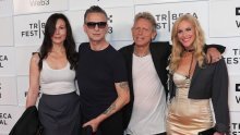 Rijetki trenutak na crvenom tepihu: Članovi benda Depeche Mode pozirali sa suprugama