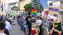 Molitelji opet na trgovima, dočekale ih prosvjednice, a između - hrpa policije