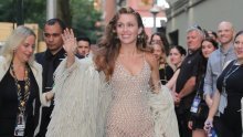 U najraskošnijoj 'goloj' haljini do sada: Miley Cyrus zaustavljala poglede na premijeri