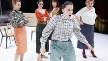 'Godine' u HNK su promašaj: Briljantna proza Annie Ernaux svedena je na audioknjigu s kostimima