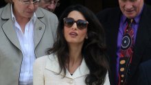Pokušala je proći nezamijećeno: Amal Clooney 'uhvaćena' u najboljim trapericama i još ljepšoj bluzi