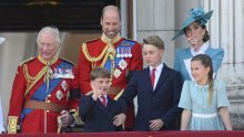 Princ William srušen na pod: Preslatki George, Louis i Charlotte nisu mogli odoljeti