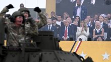 Trump vojnu paradu promatrao iza neprobojnog stakla, a onda zaprijetio Iranu