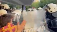Policija štitovima udarala građane ispred skupštine Novog Sada, okupljeni: Čuvate mafiju!