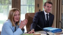 Pogledajte kako Giorgia Meloni okreće očima dok joj Emmanuel Macron šapće na uho