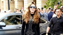 U maloj crnoj haljini kakva se ne viđa svaki dan: Miley Cyrus izazvala senzaciju