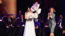 Zrinka Cvitešić u laskavoj haljini, tako savršenoj za ljetna vjenčanja