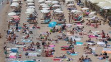FOTO Krcate plaže: Brojni kupači danas uživaju na hrvatskoj obali