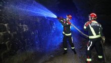 Više požara izbilo između Brela i Piska: Vatrogasci će na terenu ostati cijelu noć