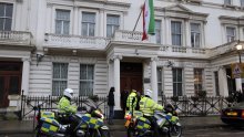 Žestoki sukob ispred iranske ambasade u Londonu, ima i teško ozlijeđenih