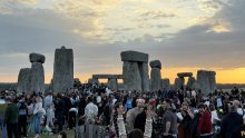 Obilježavanje ljetnog solsticija: Tisuće promatrale izlazak sunca nad Stonehengeom