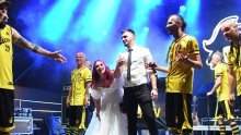 Mladenci iz svatova stigli ravno na binu pa zapjevali sa Dubiozom