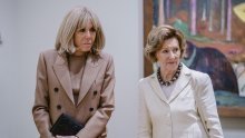 Chic kombinacija za zrelije dame: Brigitte Macron zablistala u elegantnoj suknji