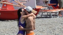 Nestašni na plaži: Kći Erosa Ramazzottija 'ulovljena' u romantičnim trenucima s partnerom