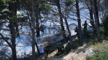 Vatrogasci: Vrhunac toplinskog vala i neugodan topli vjetar, velika opasnost od požara