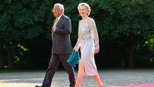 Vrlo štedljivo: Ursulu von der Leyen stigla na crveni tepih u već viđenoj haljini, ali i cipelama