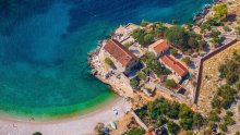 Ova čarobna hrvatska plaža pravi je raj: More je kristalno čisto, a pronaći ćete i hlad