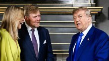'On laže čak i o svojoj visini': Nove Trumpove fotke zapalile su društvene mreže