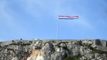 Ukradena zastava s kninske tvrđave, policija traga za lopovom