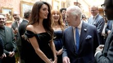 Elegantna Amal Clooney očarala je i kralja Charlesa u minimalističkoj haljini