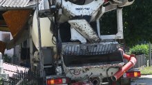 FOTO Kamion miješalica se zabio u kuću u Zagrebu