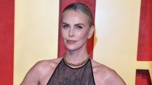 Charlize Theron kune se u ovaj besplatan beauty trik, a totalno je učinkovit