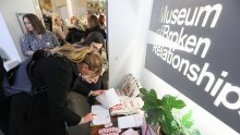 Muzej prekinutih veza predstavlja izložbu Krunoslava Stipeševića: Tematizira prekide ljudskih odnosa